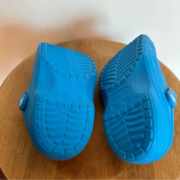 Crocs Kids Unisex Blue Outside With Black Warm Fuzzy Lining Material Size J4 2 - Picture 8 of 11